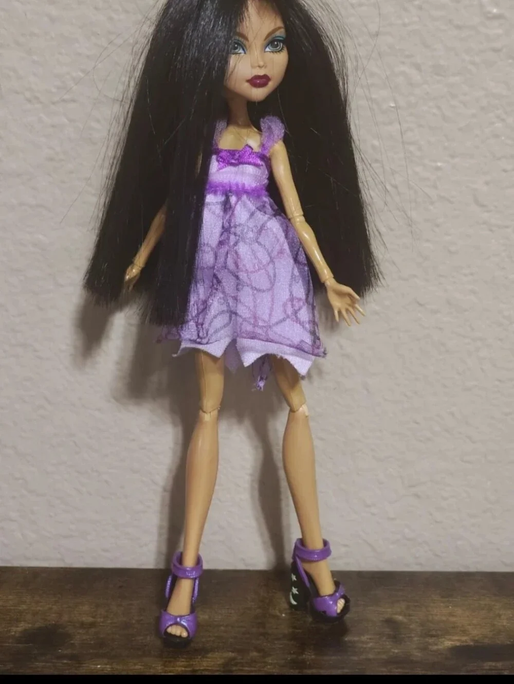 Beautiful 2008 Monster High Cleo de Nile With Purple Outfit
